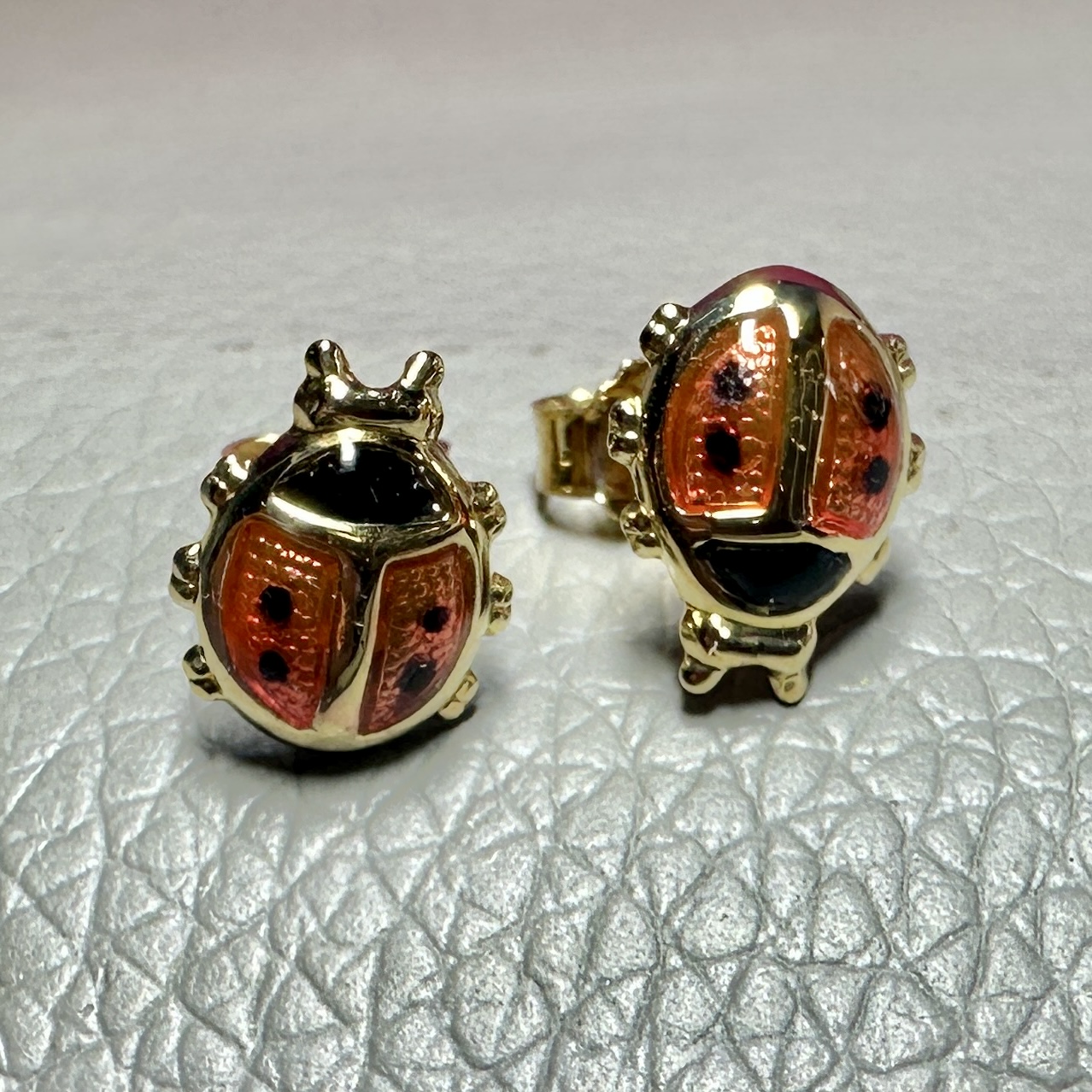 Boucles d’oreilles remises en état avec de la résine