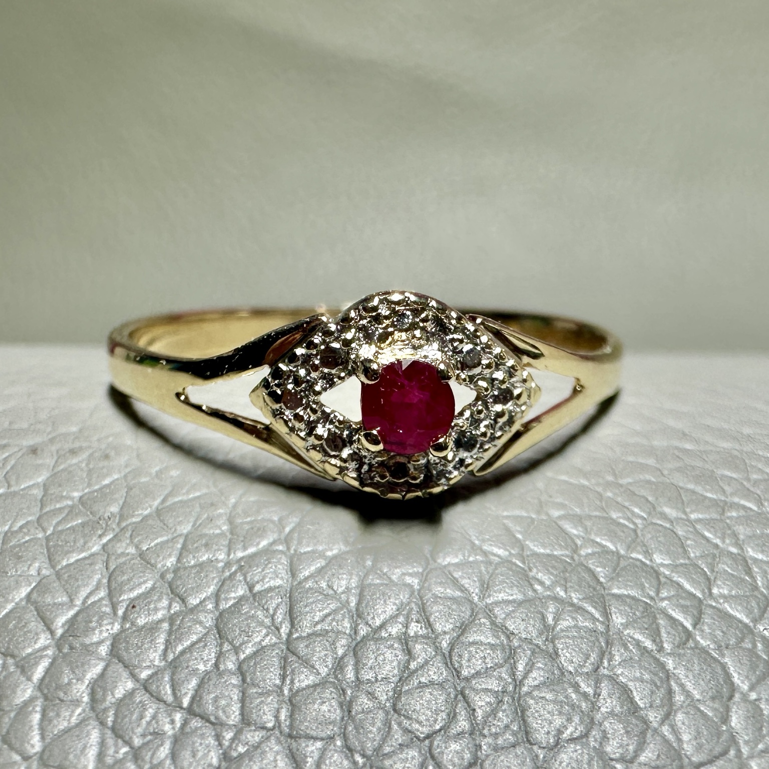 Bague après remplacement et sertissage de la pierre